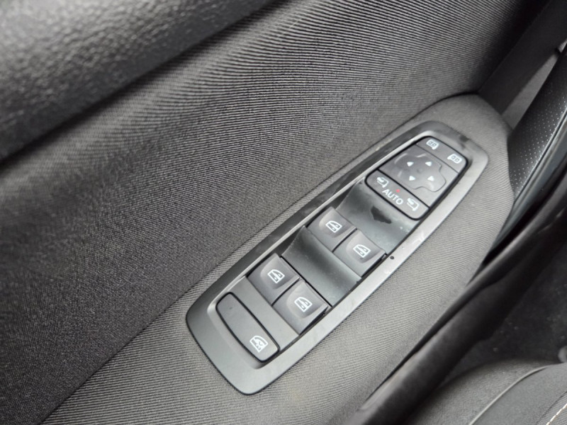 Photo 18 de l'offre de Renault Mégane Estate (4) Business Blue dCi 115 à 11990€ chez Carlyss automobiles Vitré