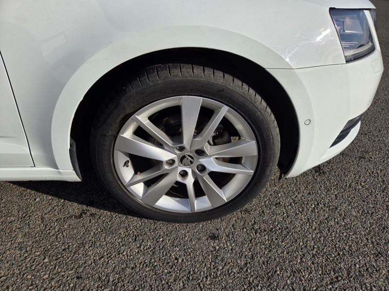 Photo 6 de l'offre de Skoda Octavia Combi (3) 2.0 TDI 150 DSG6 Style à 18790€ chez Carlyss automobiles Vitré