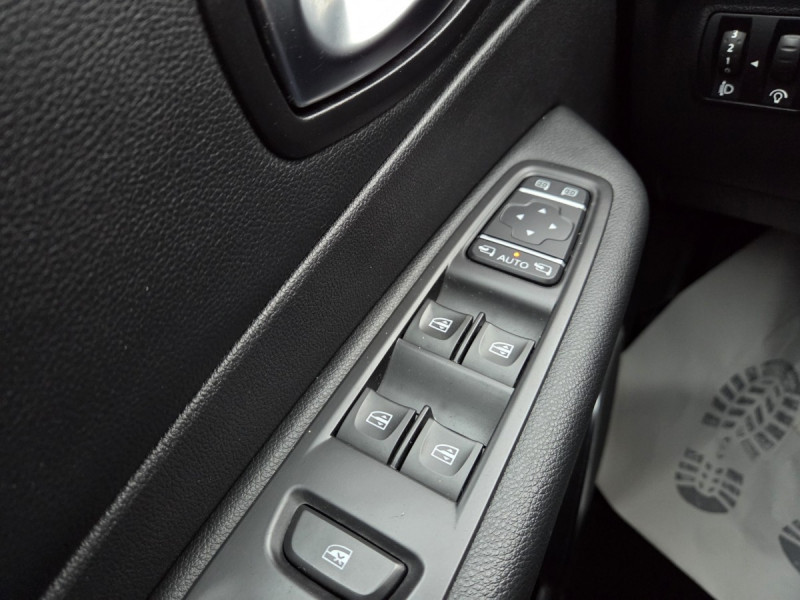 Photo 17 de l'offre de RENAULT Captur Intens dCi 90 à 10490€ chez Carlyss automobiles Vitré