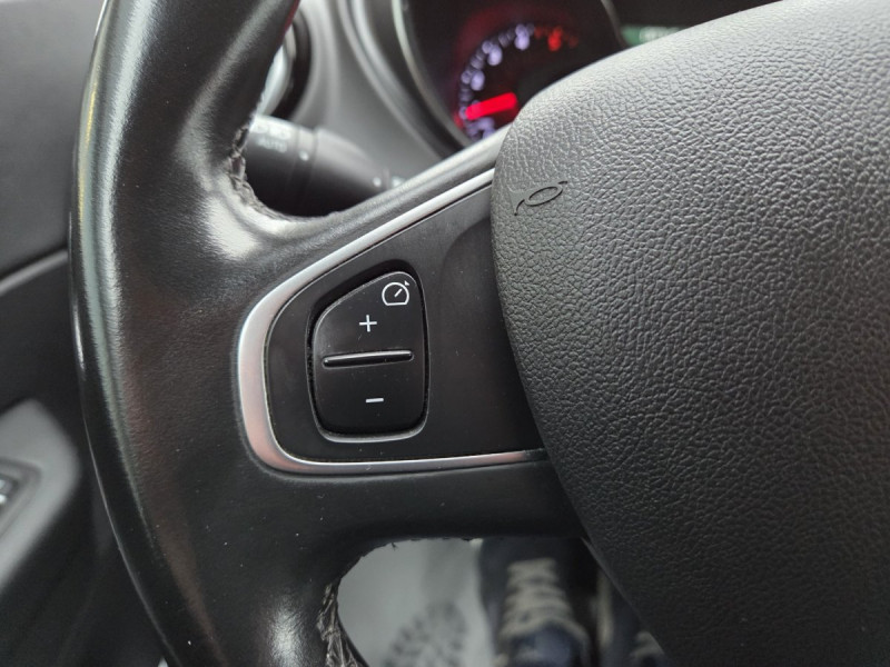 Photo 18 de l'offre de RENAULT Captur Intens dCi 90 à 10490€ chez Carlyss automobiles Vitré