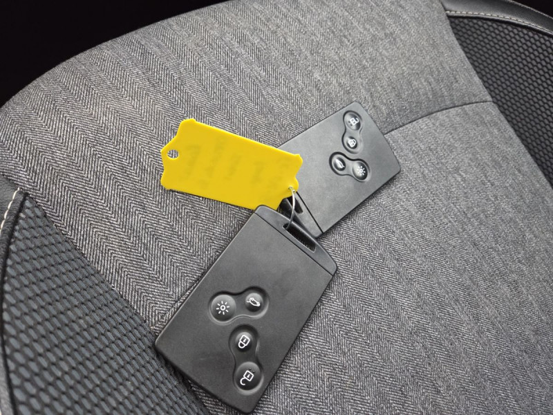 Photo 15 de l'offre de RENAULT Captur Intens dCi 90 à 10490€ chez Carlyss automobiles Vitré