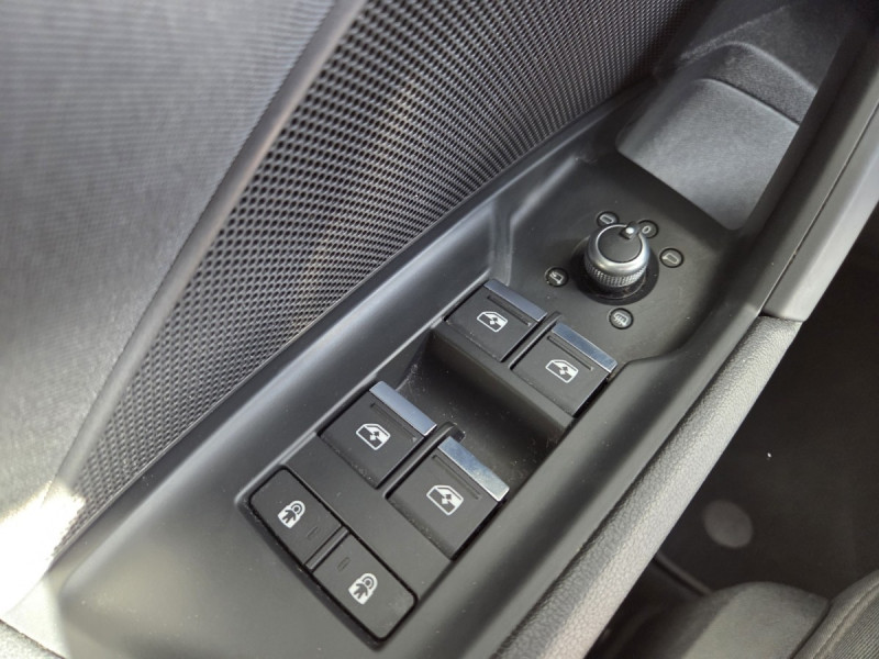 Photo 23 de l'offre de Audi A3 Sportback (4) 30 TDI 116 S Tronic Business Line à 23990€ chez Carlyss automobiles Vitré