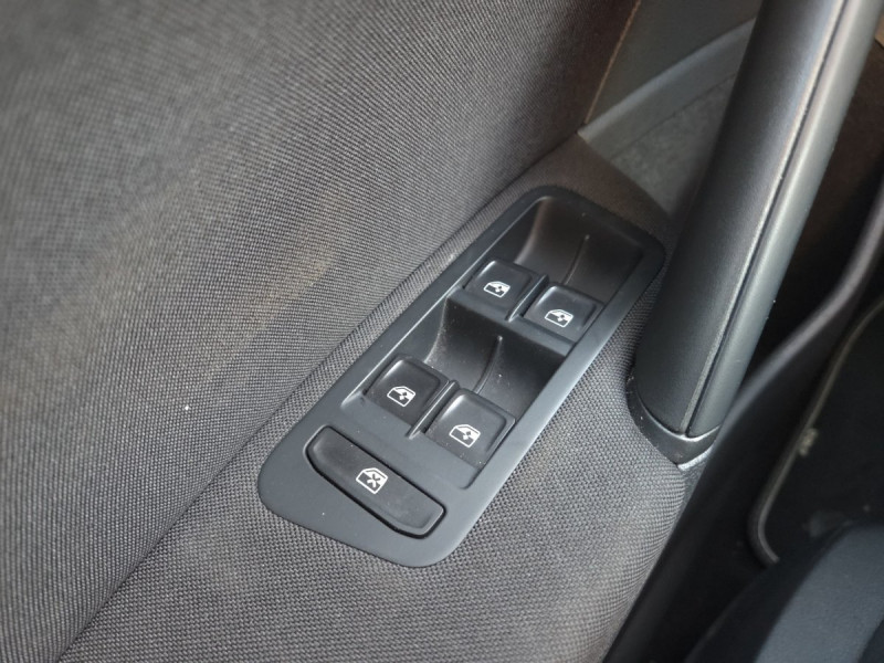 Photo 19 de l'offre de VOLKSWAGEN Golf (7) 1.0 TSI 115 BVM6 Trendline Business BMT à 15490€ chez Carlyss automobiles Vitré