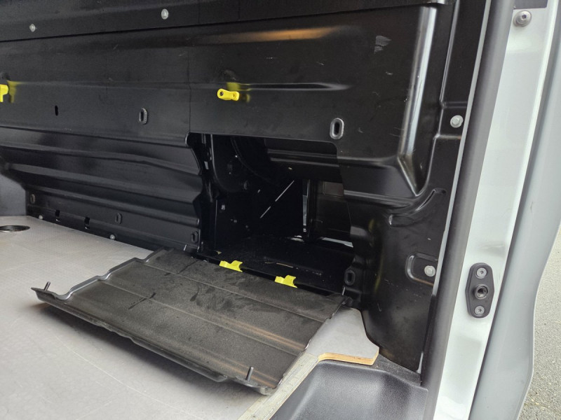 Photo 18 de l'offre de Citroën Jumpy (3) 22075 euros HT Taille M BHDi 145 EAT8 PACK PREM CONNECT à 26490€ chez Carlyss automobiles Vitré