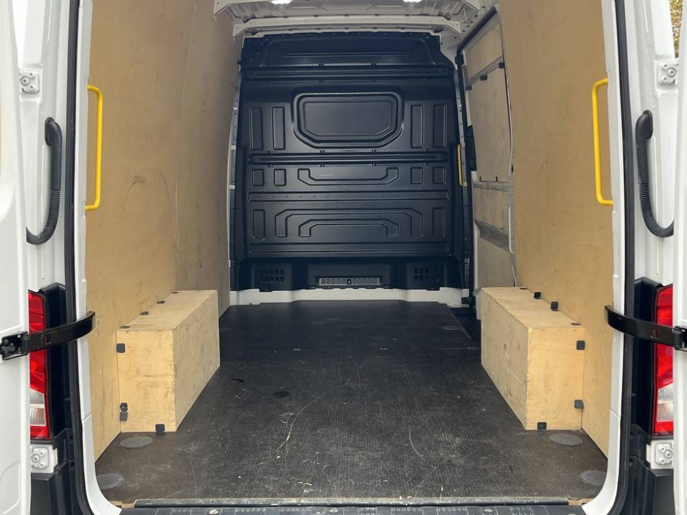 Acheter Volkswagen Crafter CRAFTER VAN 35 L3H3 2.0 TDI 140 CH BVA BUSINESS 4p occasion dans les concessions du Groupe Faurie