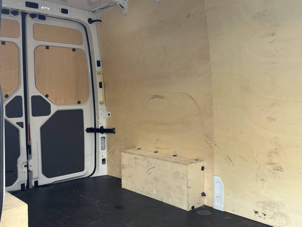 Acheter Volkswagen Crafter CRAFTER VAN 35 L3H3 2.0 TDI 140 CH BVA BUSINESS 4p occasion dans les concessions du Groupe Faurie