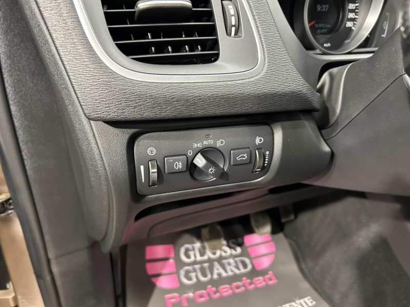 Photo 21 de l'offre de VOLVO V40  T3 1.6 150 Kinetic BVM à 11990€ chez MKP Distribution