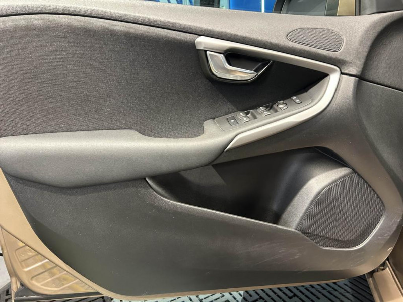 Photo 26 de l'offre de VOLVO V40  T3 1.6 150 Kinetic BVM à 11990€ chez MKP Distribution