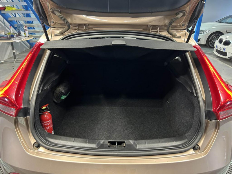 Photo 9 de l'offre de VOLVO V40  T3 1.6 150 Kinetic BVM à 11990€ chez MKP Distribution