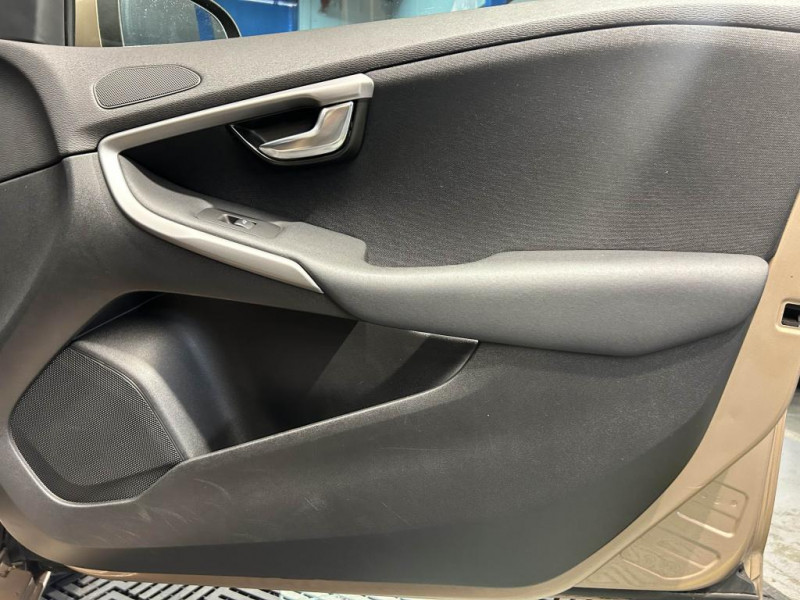 Photo 35 de l'offre de VOLVO V40  T3 1.6 150 Kinetic BVM à 11990€ chez MKP Distribution