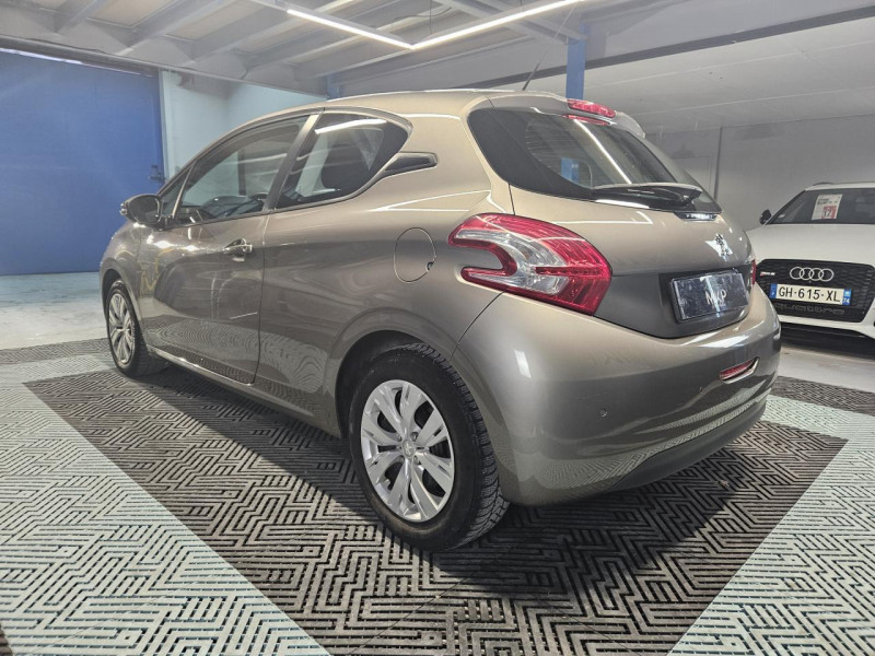 Photo 3 de l'offre de PEUGEOT 208  1.4 HDi 68 Like BVM5 - 1ere Main à 8490€ chez MKP Distribution
