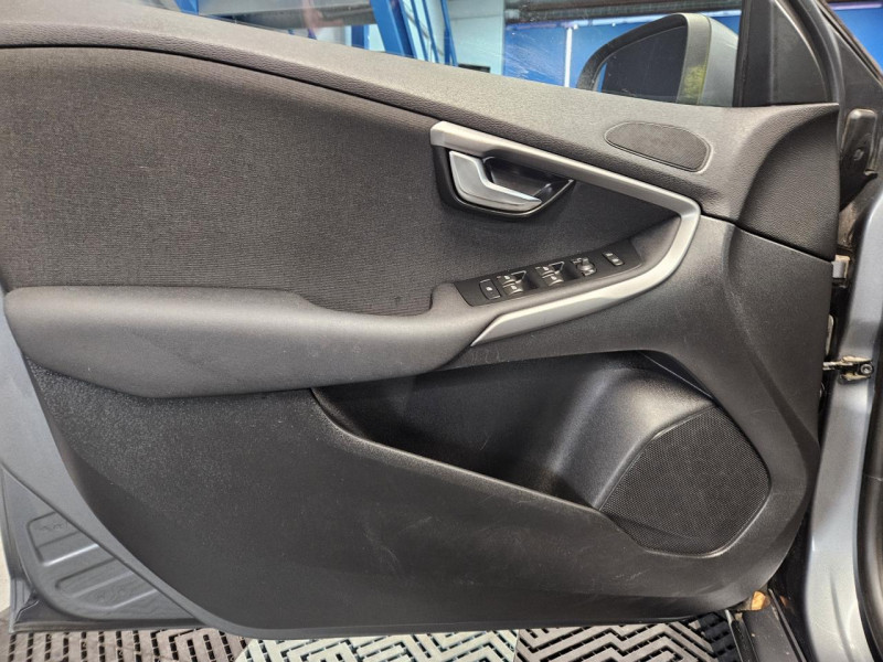 Photo 37 de l'offre de VOLVO V40  D2 2.0D 120 Momentum BVM6 à 12490€ chez MKP Distribution