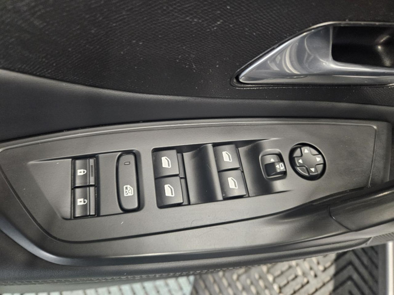 Photo 42 de l'offre de PEUGEOT 308 SW  1.5 BlueHDi 130 EAT8 Allure à 16490€ chez MKP Distribution