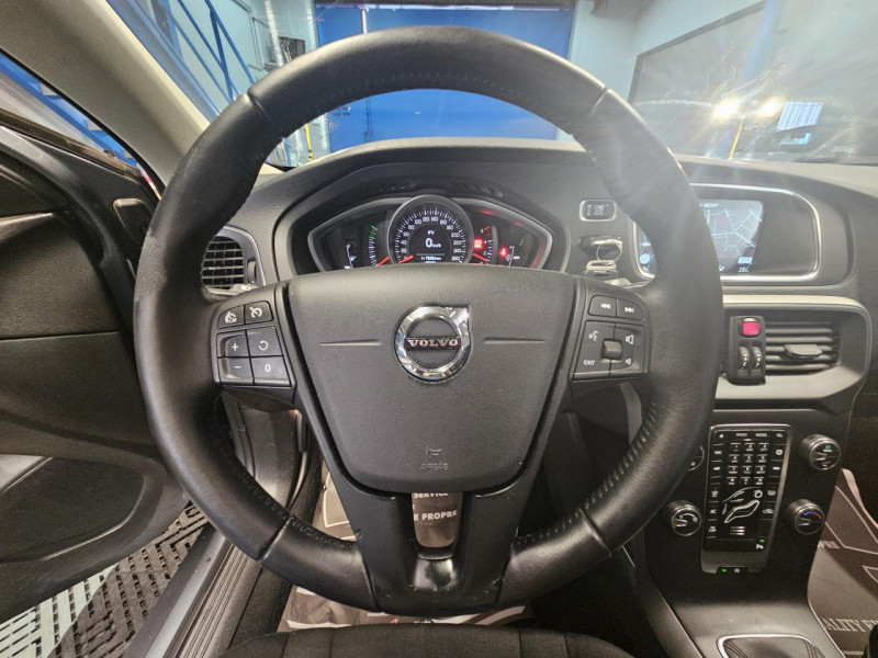 Photo 18 de l'offre de VOLVO V40  D2 2.0D 120 Momentum BVM6 à 12490€ chez MKP Distribution