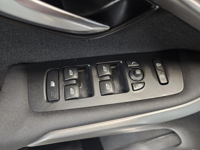 Photo 38 de l'offre de VOLVO V40  D2 2.0D 120 Momentum BVM6 à 12490€ chez MKP Distribution