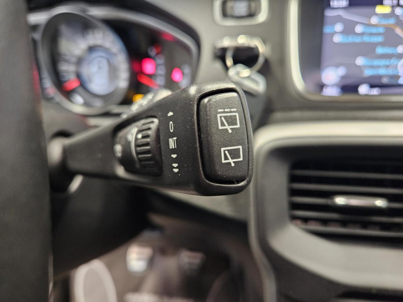 Photo 24 de l'offre de VOLVO V40 2.0 T2 122 Momentum BVM6 à 14990€ chez MKP Distribution