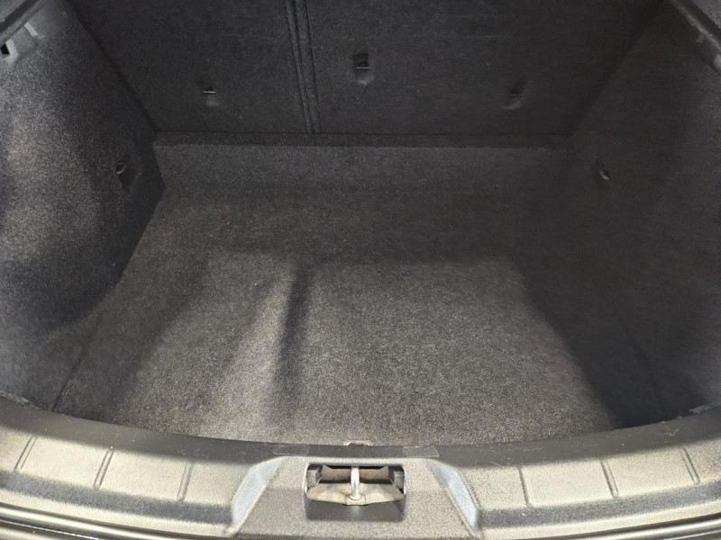 Photo 9 de l'offre de VOLVO V40 2.0 T2 122 Momentum BVM6 à 14990€ chez MKP Distribution