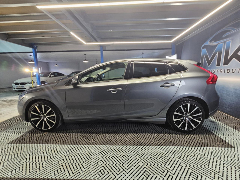 Photo 2 de l'offre de VOLVO V40 2.0 T2 122 Momentum BVM6 à 14990€ chez MKP Distribution