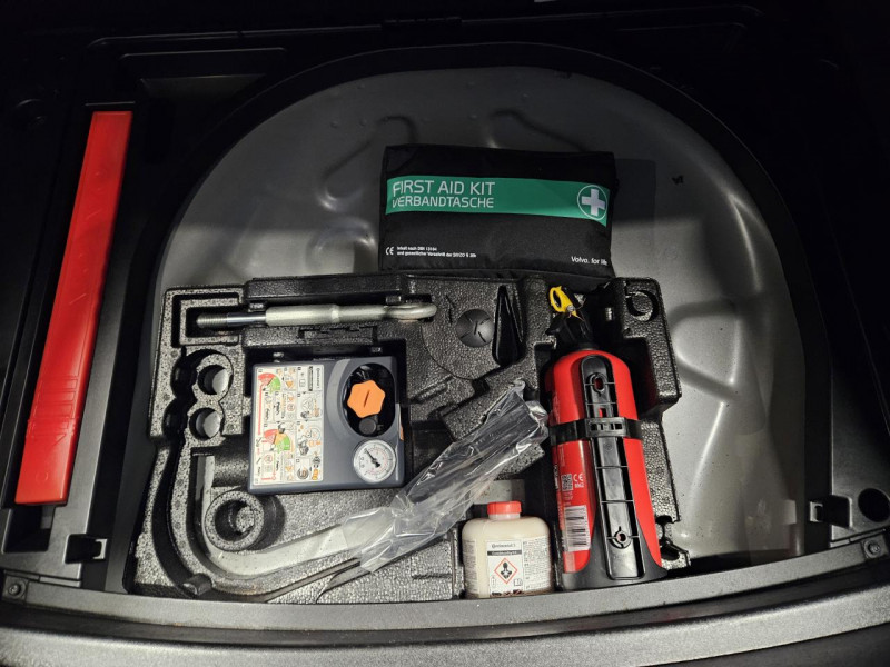 Photo 10 de l'offre de VOLVO V40 2.0 T2 122 Momentum BVM6 à 14990€ chez MKP Distribution