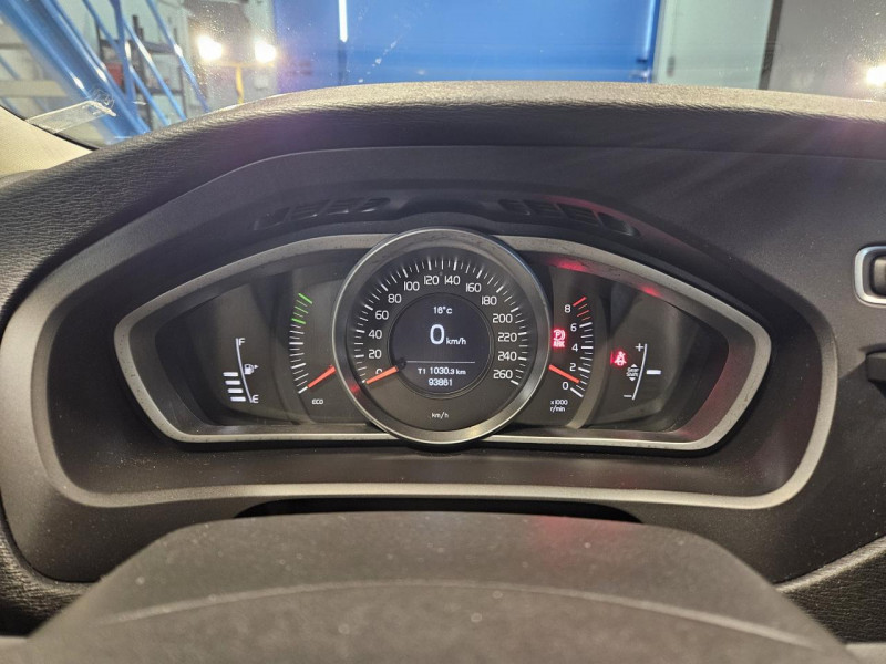 Photo 17 de l'offre de VOLVO V40 2.0 T2 122 Momentum BVM6 à 14990€ chez MKP Distribution