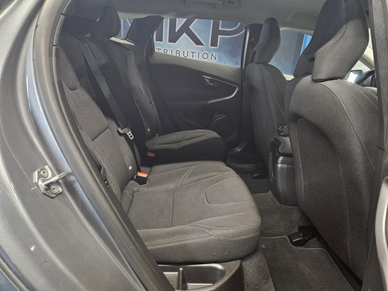 Photo 16 de l'offre de VOLVO V40 2.0 T2 122 Momentum BVM6 à 14990€ chez MKP Distribution