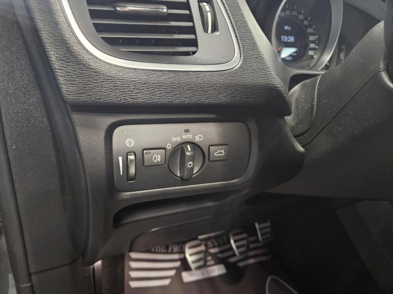 Photo 25 de l'offre de VOLVO V40 2.0 T2 122 Momentum BVM6 à 14990€ chez MKP Distribution