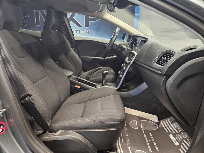 Photo 14 de l'offre de VOLVO V40 2.0 T2 122 Momentum BVM6 à 14990€ chez MKP Distribution