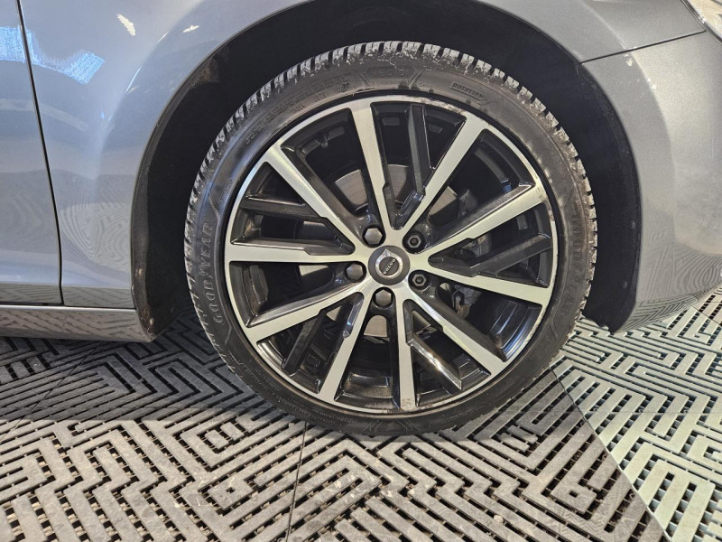 Photo 49 de l'offre de VOLVO V40 2.0 T2 122 Momentum BVM6 à 14990€ chez MKP Distribution