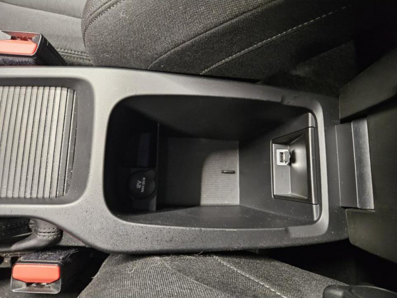 Photo 33 de l'offre de VOLVO V40 2.0 T2 122 Momentum BVM6 à 14990€ chez MKP Distribution