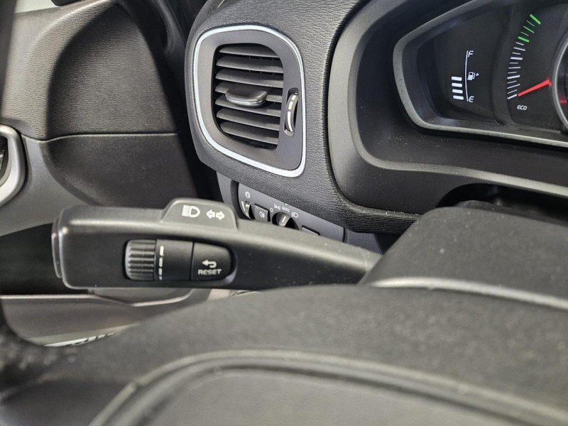 Photo 21 de l'offre de VOLVO V40 2.0 T2 122 Momentum BVM6 à 14990€ chez MKP Distribution