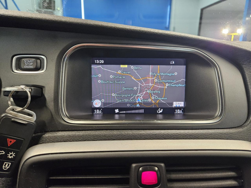 Photo 27 de l'offre de VOLVO V40 2.0 T2 122 Momentum BVM6 à 14990€ chez MKP Distribution