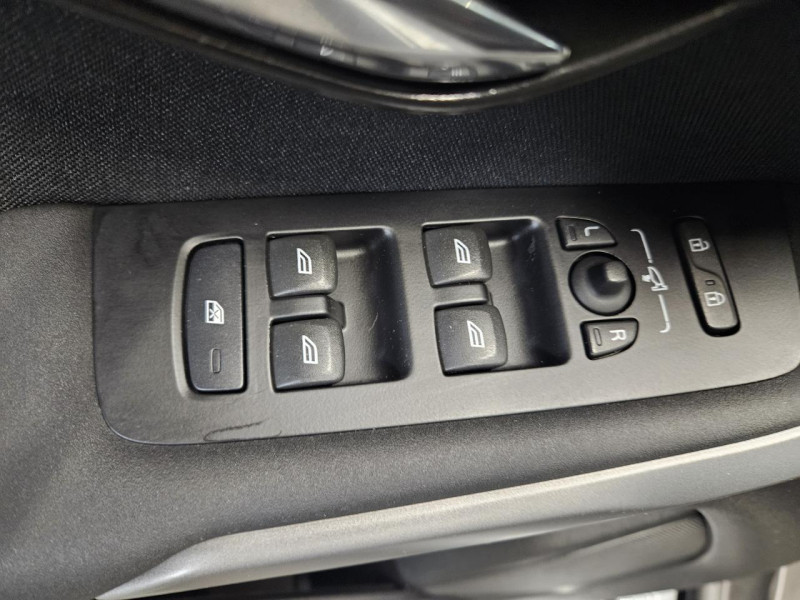 Photo 43 de l'offre de VOLVO V40 2.0 T2 122 Momentum BVM6 à 14990€ chez MKP Distribution