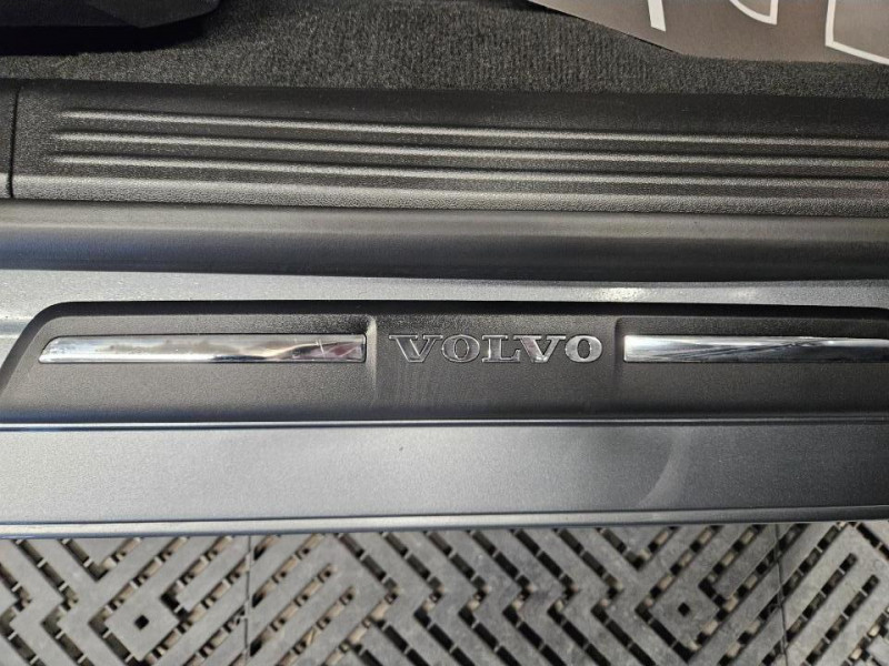 Photo 39 de l'offre de VOLVO V40 2.0 T2 122 Momentum BVM6 à 14990€ chez MKP Distribution