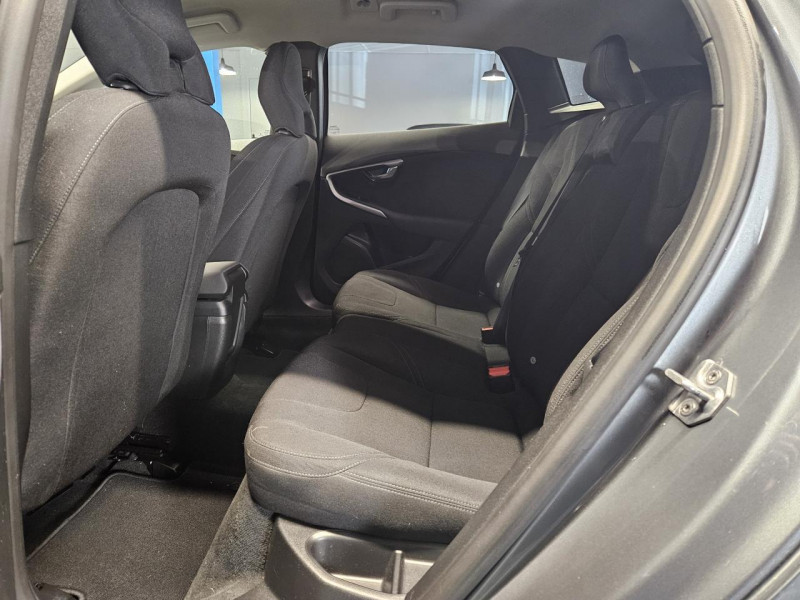 Photo 15 de l'offre de VOLVO V40 2.0 T2 122 Momentum BVM6 à 14990€ chez MKP Distribution