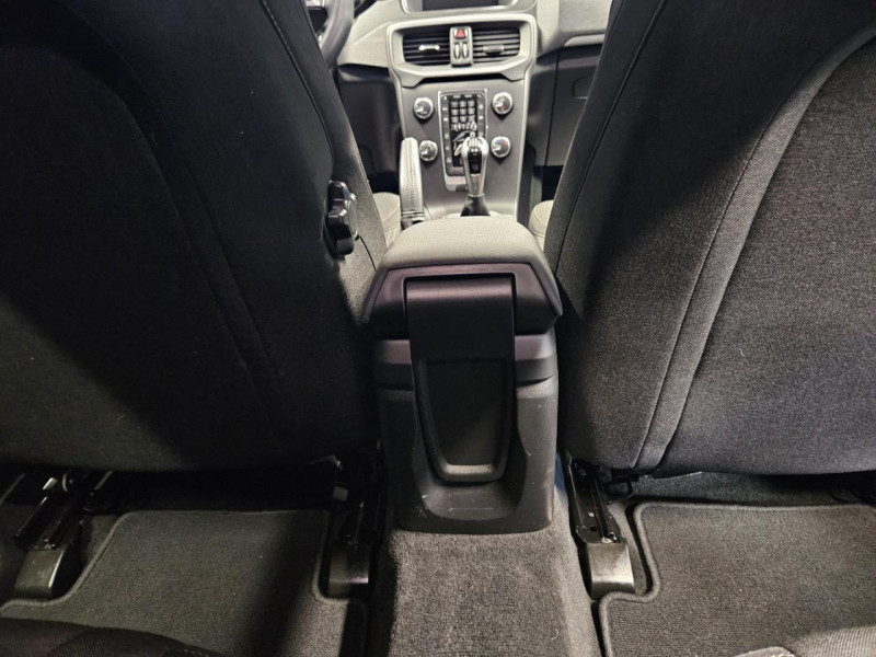Photo 34 de l'offre de VOLVO V40 2.0 T2 122 Momentum BVM6 à 14990€ chez MKP Distribution