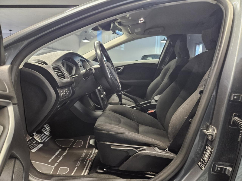 Photo 13 de l'offre de VOLVO V40 2.0 T2 122 Momentum BVM6 à 14990€ chez MKP Distribution