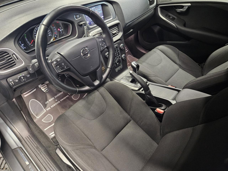 Photo 12 de l'offre de VOLVO V40 2.0 T2 122 Momentum BVM6 à 14990€ chez MKP Distribution