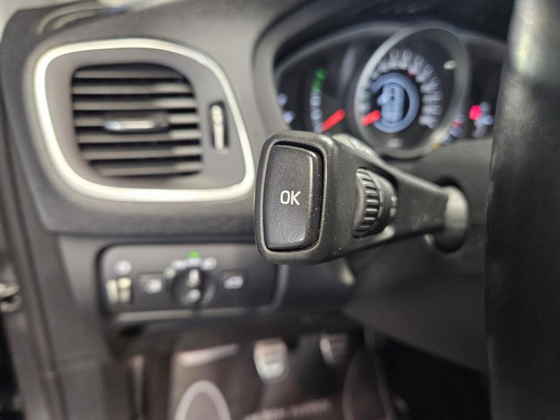 Photo 23 de l'offre de VOLVO V40 2.0 T2 122 Momentum BVM6 à 14990€ chez MKP Distribution