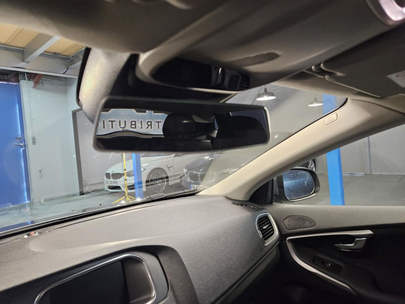 Photo 35 de l'offre de VOLVO V40 2.0 T2 122 Momentum BVM6 à 14990€ chez MKP Distribution