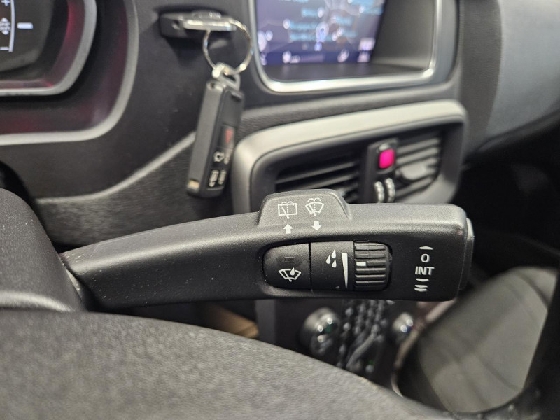 Photo 22 de l'offre de VOLVO V40 2.0 T2 122 Momentum BVM6 à 14990€ chez MKP Distribution