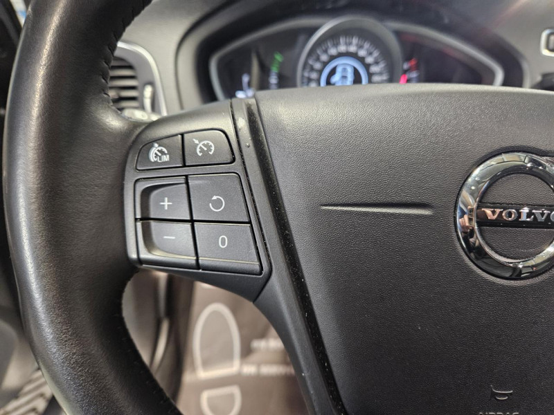 Photo 19 de l'offre de VOLVO V40 2.0 T2 122 Momentum BVM6 à 14990€ chez MKP Distribution