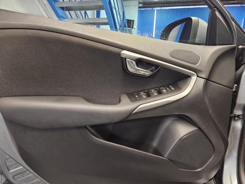 Photo 42 de l'offre de VOLVO V40 2.0 T2 122 Momentum BVM6 à 14990€ chez MKP Distribution