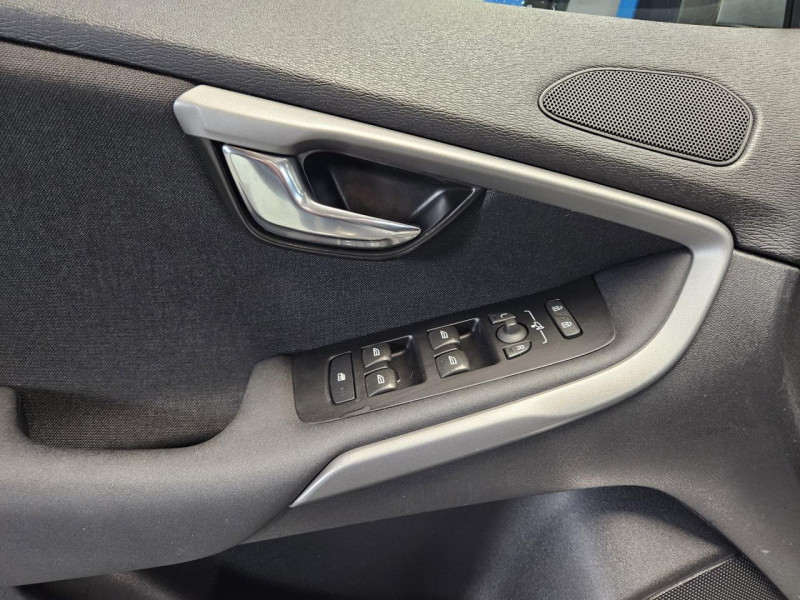 Photo 44 de l'offre de VOLVO V40 2.0 T2 122 Momentum BVM6 à 14990€ chez MKP Distribution