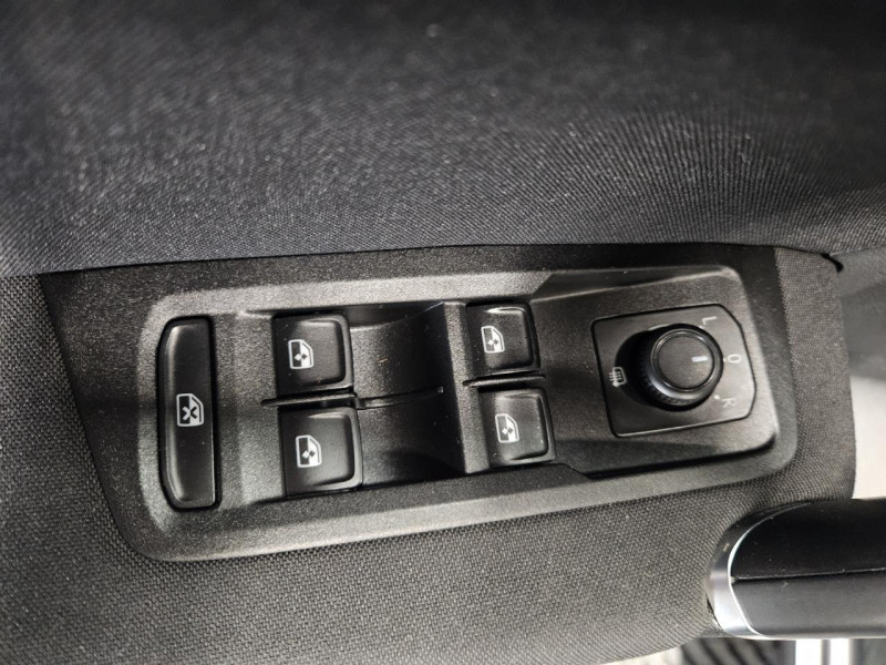 Photo 47 de l'offre de VOLKSWAGEN TOURAN 1.6 TDI 115 7 Places Confortline BVM6 à 19990€ chez MKP Distribution