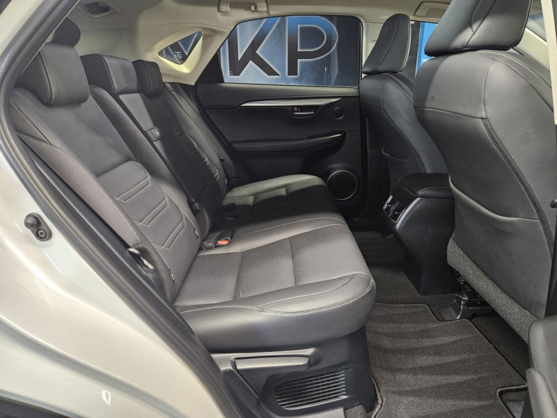 Photo 16 de l'offre de LEXUS NX  300h 2.5 197 2WD Luxe E-CVT à 23990€ chez MKP Distribution
