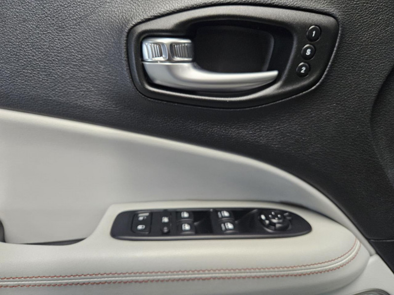 Photo 50 de l'offre de JEEP COMPASS 1.6 MultiJet II 120 BVM6 Limited à 18990€ chez MKP Distribution