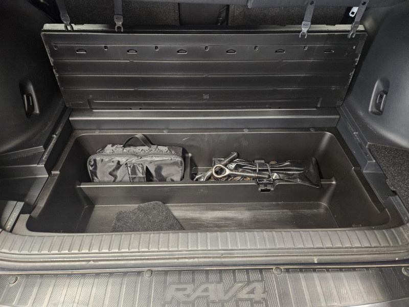 Photo 10 de l'offre de TOYOTA RAV4 2.2 D-4D 150 4WD Lounge BVM à 13990€ chez MKP Distribution