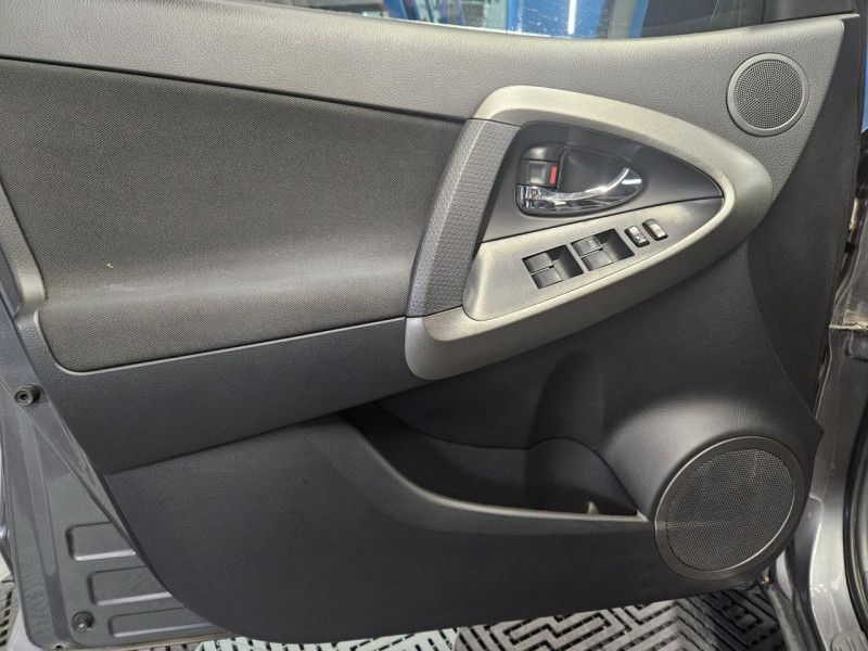 Photo 41 de l'offre de TOYOTA RAV4 2.2 D-4D 150 4WD Lounge BVM à 13990€ chez MKP Distribution