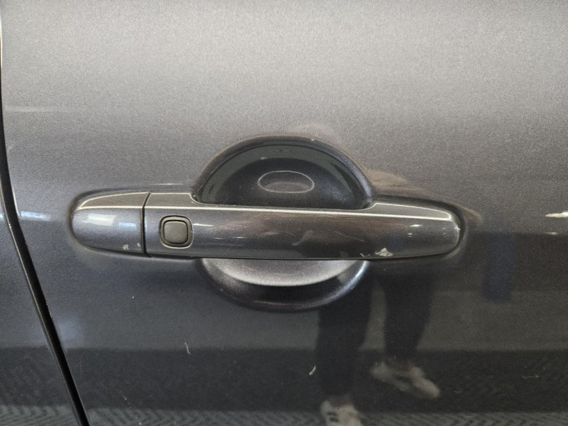 Photo 40 de l'offre de TOYOTA RAV4 2.2 D-4D 150 4WD Lounge BVM à 13990€ chez MKP Distribution