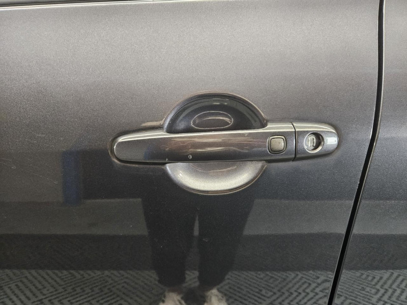 Photo 38 de l'offre de TOYOTA RAV4 2.2 D-4D 150 4WD Lounge BVM à 13990€ chez MKP Distribution